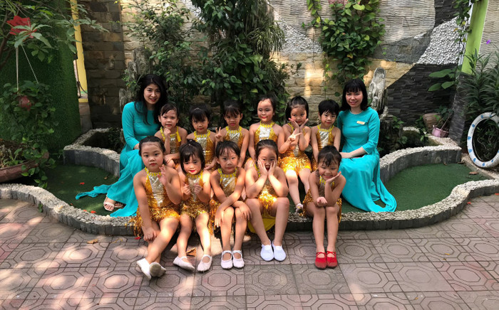 Cô Đào Thanh Vân (áo xanh, bên trái) cùng học sinh tham gia một buổi văn nghệ. Ảnh: NVCC