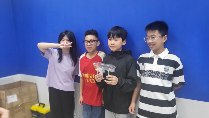 Đồ dùng đã được học sinh tái chế từ rác trong một dự án khởi nghiệp của sinh viên Trường Đại học FPT. Ảnh: NTCC. hoc-sinh.png