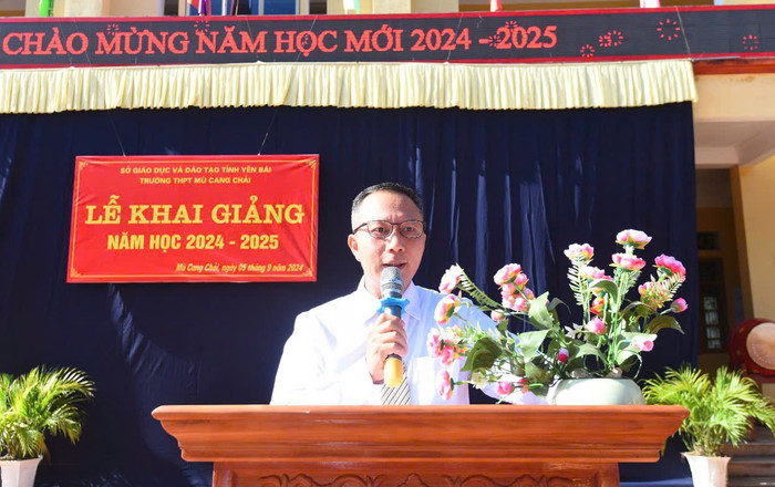 Thầy giáo Bùi Văn Chuyển - Hiệu trưởng Trường Trung học phổ thông Mù Cang Chải (huyện Mù Cang Chải, tỉnh Yên Bái). Ảnh: NVCC. Thầy giáo Bùi Văn Chuyển - Hiệu trưởng Trường Trung học phổ thông Mù Cang Chải (huyện Mù Cang Chải, tỉnh Yên Bái). Ảnh: NVCC.