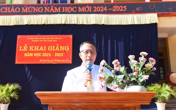 Thầy giáo Bùi Văn Chuyển - Hiệu trưởng Trường Trung học phổ thông Mù Cang Chải (huyện Mù Cang Chải, tỉnh Yên Bái). Ảnh: NVCC.