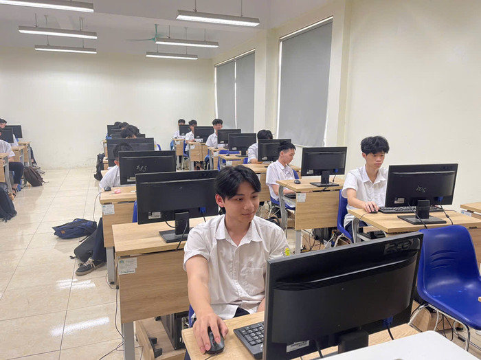 Việc ứng dụng công nghệ trong dạy học góp phần giúp học sinh Trường Trung học phổ thông Chuyên Lào Cai hứng thú và chủ động hơn trong quá trình học tập. Ảnh: NTCC. cd2bfa2fc63975672c28.jpg