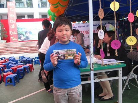 Mua vé xổ số là một hoạt động từ thiện được các bạn học sinh, các bậc phụ huynh tích cực hưởng ứng.