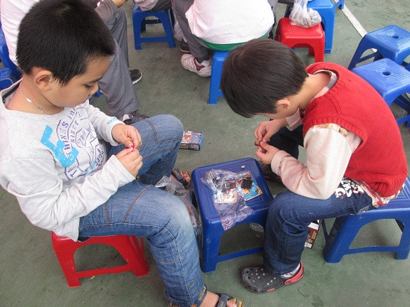 Và cùng nhau chơi ghép hình.