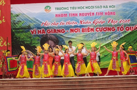 Tiết mục múa hát &quot;Dòng máu lạc hồng&quot; vô cùng đặc sắc của lớp 3A3 mở màn cho chương trình.