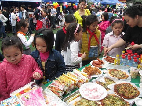 Gian hàng ẩm thực với đa dạng các món ăn được các bạn nhỏ yêu thích.