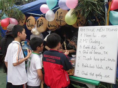 Gian hàng ẩm thực miền Trung thu hút sự quan tâm của các bạn nhỏ.