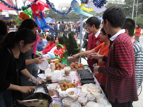 Quầy hàng nào cũng đông đúc khách đến mua.