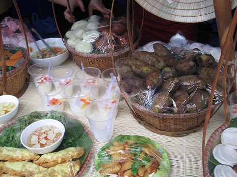 Các món ăn truyền thống, đơn giản nhưng vô cùng hấp dẫn được bày bán ở các gian hàng.