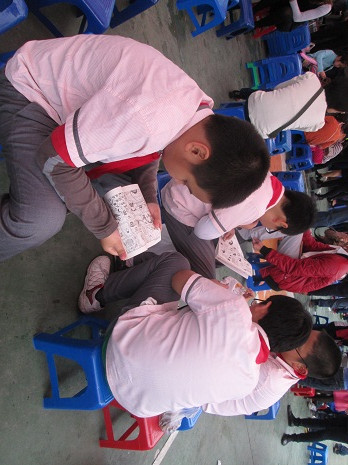 Hay chăm chú đọc những quyển truyện mới mua...