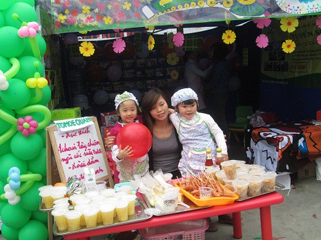 Những bạn học sinh trong vai người chủ cửa hàng khiến nhiều người tỏ ra thích thú.