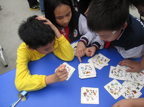 Trong khi, nhiều bạn học sinh lại thích thú với trò chơi đố tranh...