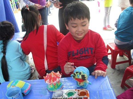 Gian hàng tô tượng thu hút sự quan tâm của các em nhỏ.