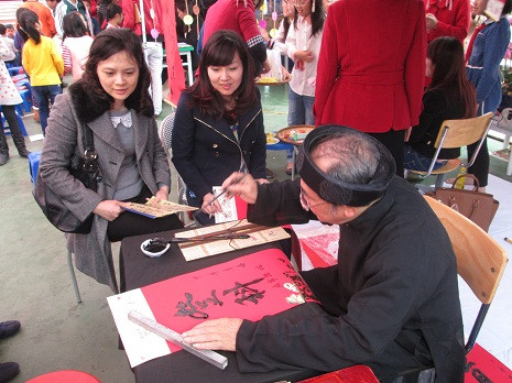 Gian hàng viết thư pháp của lớp 5A0.