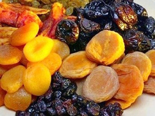 Nhấm nháp ô mai có thể ăn luôn chất độc vào người.