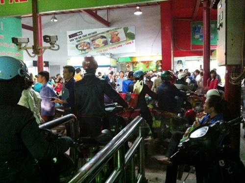 Sự cố máy soát vé trục trặc xảy ra tại nhà xe siêu thị Big C tối 6/3/2013 khiến hàng trăm khách hàng không thể ra về.