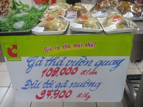 Dù đã cam kết ngừng bán sản phẩm này, nhưng sau đó không lâu, gà thải loại vẫn được Big C bày bán cho khách hàng.