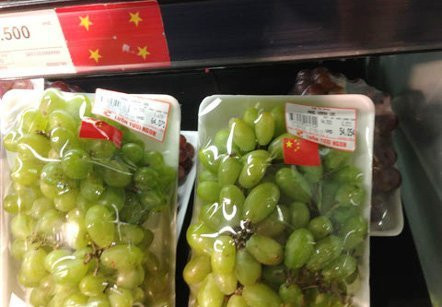 Big C dán cờ Trung Quốc lên nho xanh Việt Nam.