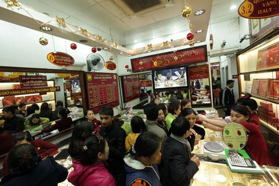 Cửa hàng Bảo Tín Minh Châu kín đặc người mua. (Ảnh: Đức Thanh)