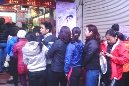 Khách mua phải xếp hàng để mong mua được vàng trong ngày vía Thần tài. Ảnh: Hoàng Quân