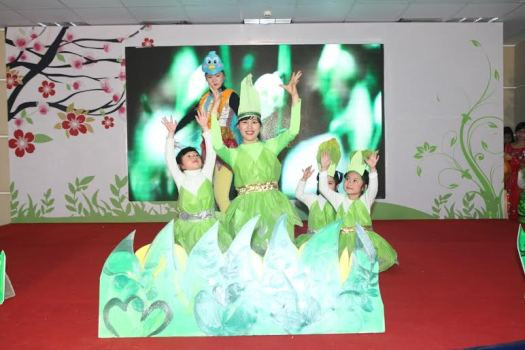 Cô trò Vinschool biểu diễn tiết mục múa Mầm Xuân trong lễ khai trương. Cô trò Vinschool biểu diễn tiết mục múa Mầm Xuân trong lễ khai trương.