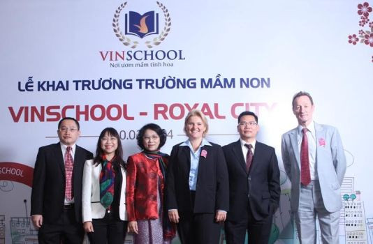 Đồng nghiệp quốc tế đến chia vui trong ngày lễ khánh thành. Đồng nghiệp quốc tế đến chia vui trong ngày lễ khánh thành.