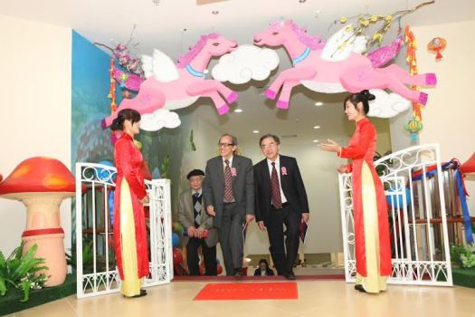 Các thầy giáo đến thăm trường. Các thầy giáo đến thăm trường.