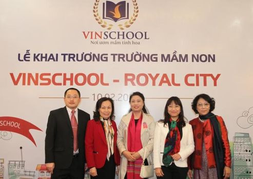 Phó GĐ Sở GD&ĐT Hà Nội và ban lãnh đạo Vinschool. Phó GĐ Sở GD&ĐT Hà Nội và ban lãnh đạo Vinschool.