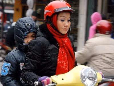 Hà Nội nhiều mây, sáng và đêm có mưa nhỏ, mưa phùn và sương mù.