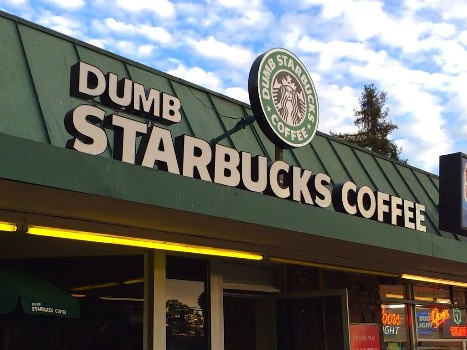 "Dumd Starbucks" - Cửa hàng nhái Starbucks thu hút sự chú ý của khách hàng.