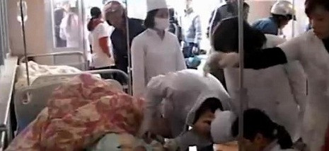 Nạn nhân nhanh chóng được đưa vào bệnh viện tuyến huyện và tuyến tỉnh để cấp cứu. Nạn nhân nhanh chóng được đưa vào bệnh viện tuyến huyện và tuyến tỉnh để cấp cứu.