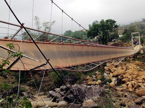 Hiện trường vụ sập cầu treo tại tỉnh Lai Châu. (Ảnh: Công Hải-Quang Duy/Vietnam+) Hiện trường vụ sập cầu treo tại tỉnh Lai Châu. (Ảnh: Công Hải-Quang Duy/Vietnam+)