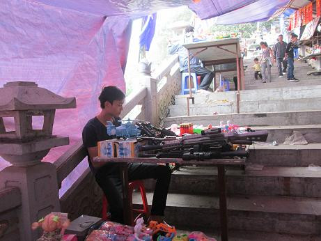 Đỗ chơi bạo lực được bày bán công khai tại chùa. (Ảnh: Du lịch Việt Nam) Đỗ chơi bạo lực được bày bán công khai tại chùa. (Ảnh: Du lịch Việt Nam)