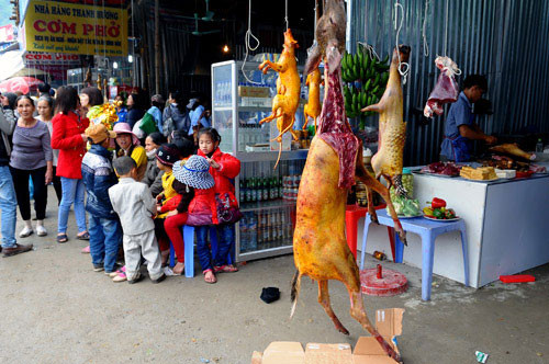 Các quán ăn bày bán, treo thịt ở chùa Hương (Ảnh: Khám phá) Các quán ăn bày bán, treo thịt ở chùa Hương (Ảnh: Khám phá)