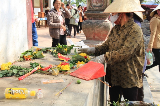 Hương, hoa, rác thải vứt bừa bãi... (Ảnh: Đời sống và pháp luật) Hương, hoa, rác thải vứt bừa bãi... (Ảnh: Đời sống và pháp luật)