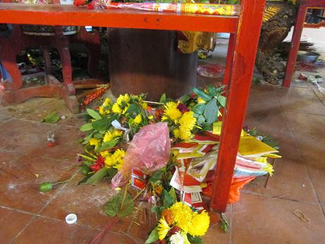 Hoa lễ, vãng mã được vứt ngay xuống đất. (Ảnh: Du lịch Việt Nam) Hoa lễ, vãng mã được vứt ngay xuống đất. (Ảnh: Du lịch Việt Nam)