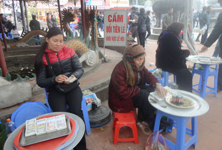 Đây là những hình ảnh phản ánh sự bất cập của Lễ hội chùa Hương năm nay. (Ảnh: Hà Nội mới) Đây là những hình ảnh phản ánh sự bất cập của Lễ hội chùa Hương năm nay. (Ảnh: Hà Nội mới)