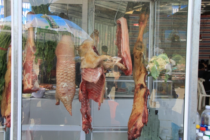 Treo thịt "thú rừng" gây phản cảm... (Ảnh: Đời sống và pháp luật) Treo thịt "thú rừng" gây phản cảm... (Ảnh: Đời sống và pháp luật)