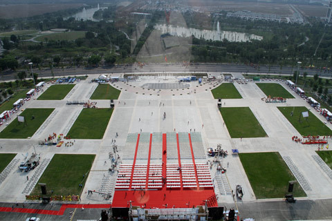 Quảng trường rộng hàng chục hecta phía trước tòa nhà Quảng trường rộng hàng chục hecta phía trước tòa nhà