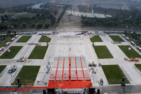 Quảng trường rộng hàng chục hecta phía trước tòa nhà