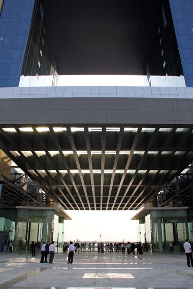 Khu tầng trệt có diện tích hơn 4.000m2 gồm 7 cụm chức năng được thiết kế đặc biệt để phục vụ một cách tốt nhất cho người dân và doanh nghiệp Khu tầng trệt có diện tích hơn 4.000m2 gồm 7 cụm chức năng được thiết kế đặc biệt để phục vụ một cách tốt nhất cho người dân và doanh nghiệp