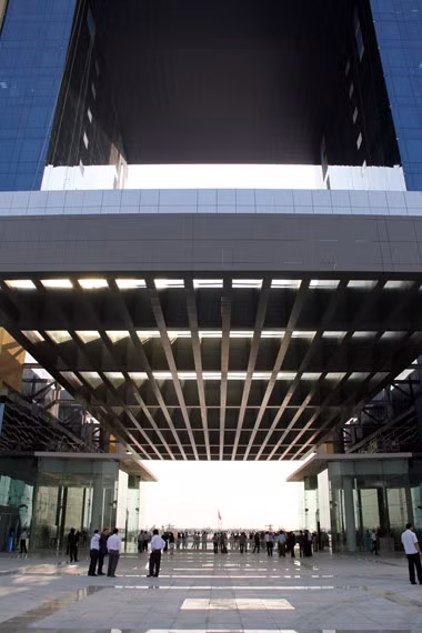 Khu tầng trệt có diện tích hơn 4.000m2 gồm 7 cụm chức năng được thiết kế đặc biệt để phục vụ một cách tốt nhất cho người dân và doanh nghiệp