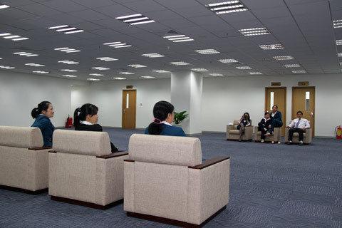 Hội trường và một phòng tiếp khách bên trong tòa nhà Hội trường và một phòng tiếp khách bên trong tòa nhà