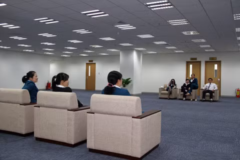 Hội trường và một phòng tiếp khách bên trong tòa nhà