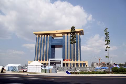 Có độ cao 104 mét, 2 tầng để xe, 20 tầng lầu và bãi đáp trực thăng, tổng diện tích sàn là 104.000m2, tổng số vốn đầu tư là 1.400 tỷ đồng