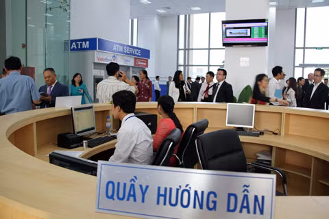 Quầy hướng dẫn được đặt tại vị trí trung tâm, dễ quan sát; thiết kế rộng rãi và thân thiện