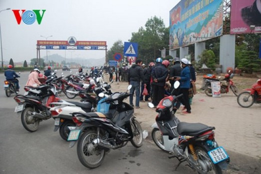 Thịt trâu, bò chết được bày bán la liệt trên các tuyến quốc lộ (Ảnh: VOV)