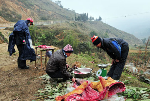 Dọc quốc lộ 4D (Sa Pa - Lào Cai) có nhiều điểm bán thịt trâu. (Ảnh: Báo Lào Cai).