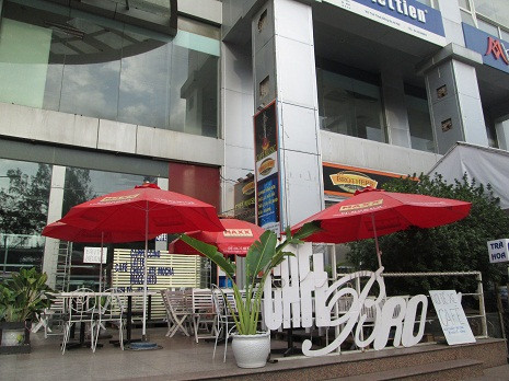 Và một cửa hàng cà phê nhỏ là một trong số ít cơ sở vẫn còn "tồn tại" ở đây.