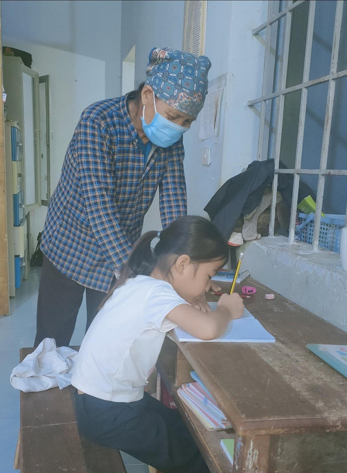 Sau mỗi buổi học, phụ huynh luôn đồng hành cùng các con (Ảnh Đỗ Quyên)