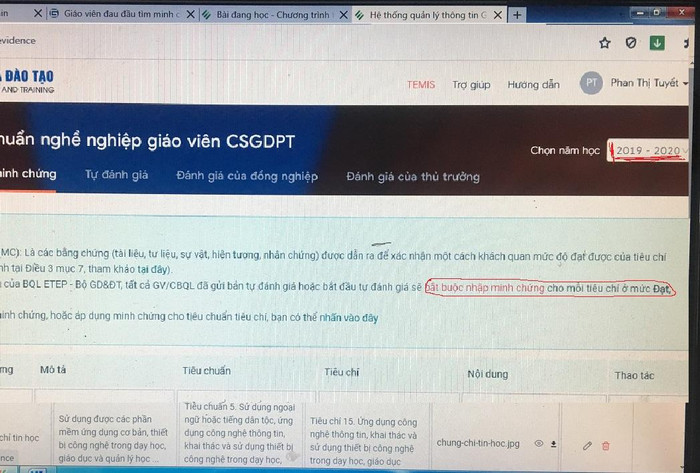 Phần mềm mặc định năm học 2019-2020 nên những giáo viên mới vào dạy năm học này sẽ phải đánh giá "Không đạt" vì làm gì có minh chứng. (Ảnh tác giả)